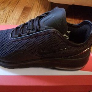 NIKE AIR MAX MOTIONS 2